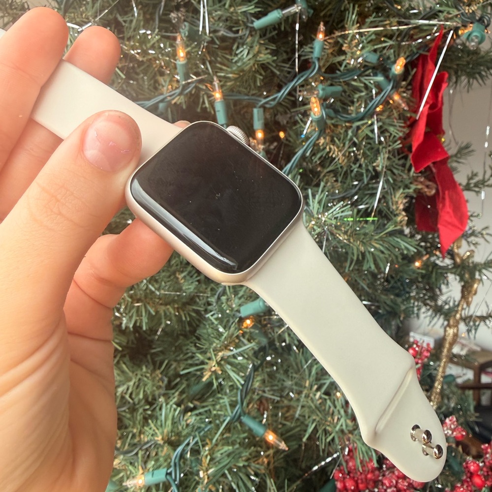 Apple Watch SE (2nd Gen) - Picture 2 of 7